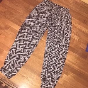 Black and white jogger pants size 6-6x